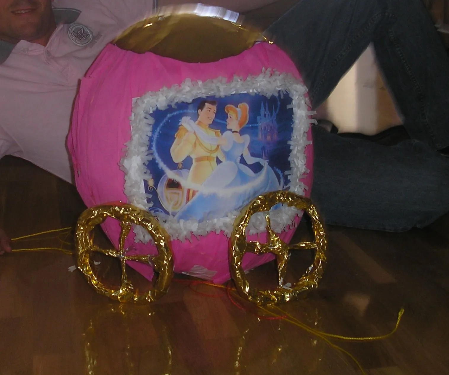 Mamma Louise Atelier: TARTA Y PIÑATA CARROZA DE PRINCESA Mamma Louise Atelier: TARTA Y PIÑATA CARROZA DE PRINCESA