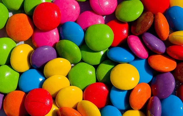 Manchas de caramelo en la ropa como quitarlas ? | Solountip. Manchas de caramelo en la ropa como quitarlas ? | Solountip.