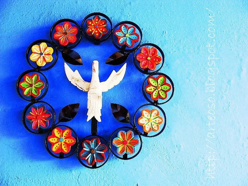 Mandala de ferro com flores de madeira, pintadas a mão. Mandala de ferro com flores de madeira, pintadas a mão.