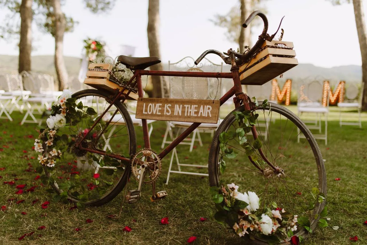8 maneras de incluir bicicletas en vuestra boda y conseguir que todo vaya... ¡sobre ruedas! 8 maneras de incluir bicicletas en vuestra boda y conseguir que todo vaya... ¡sobre ruedas!