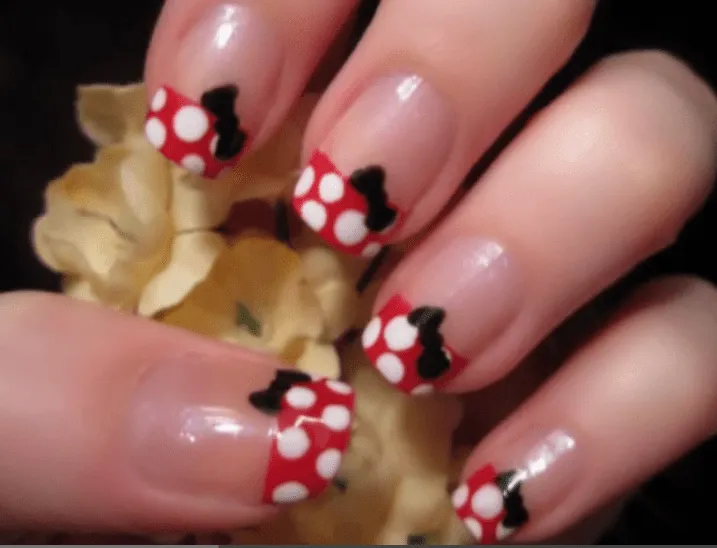 Manicura inspirada en Minnie Mouse - Curso de Maquillaje Online Manicura inspirada en Minnie Mouse - Curso de Maquillaje Online