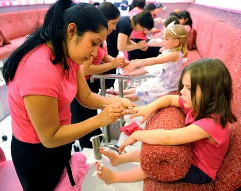 Manicure y decorado de uñas para niñas: deben hacerlo? | Mi Kinder Manicure y decorado de uñas para niñas: deben hacerlo? | Mi Kinder