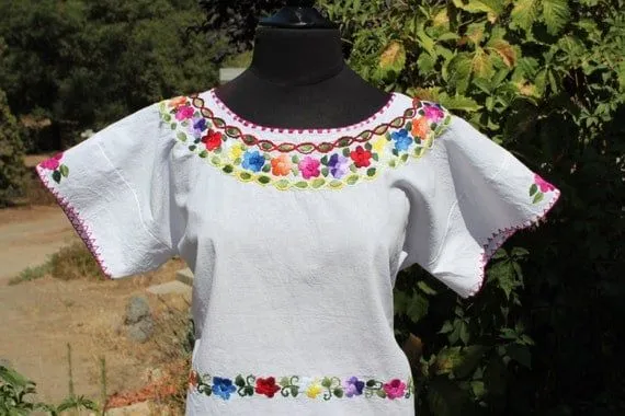 Mano tradicional bordado blusa mexicana con flores por RanchoAlpino Mano tradicional bordado blusa mexicana con flores por RanchoAlpino