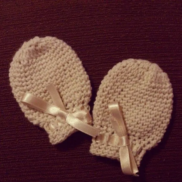 Manoplas de bebe. | Crochet, ganchillo, tejer | Pinterest