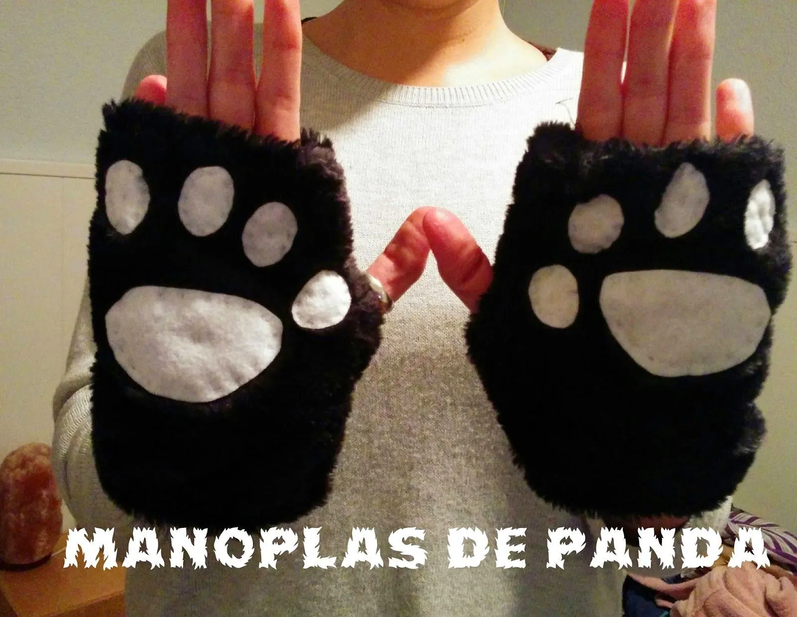 Cómo hacer manoplas de oso panda para el disfraz / How to make ... Cómo hacer manoplas de oso panda para el disfraz / How to make ...