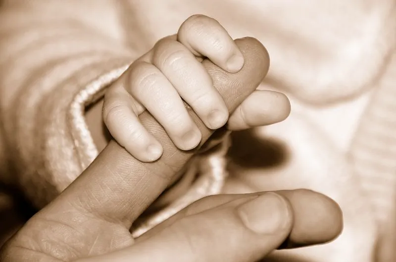 Manos con bebé - Imagui