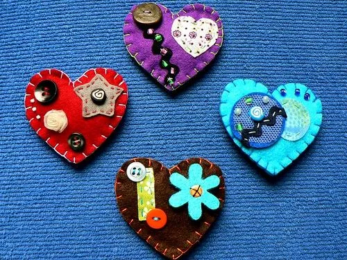 Por tus manos - Corazón de San Valentín: broche de fieltro