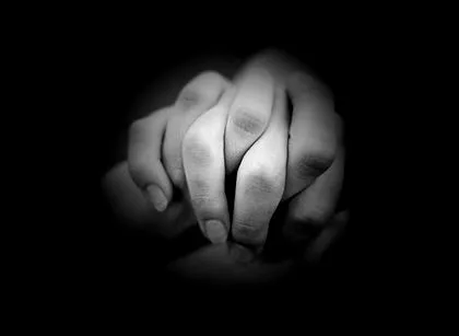 Manos entrelazadas de novios - Imagui