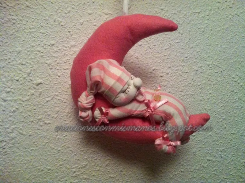 Manos de hadita: Luna colgante con bebé en soft.