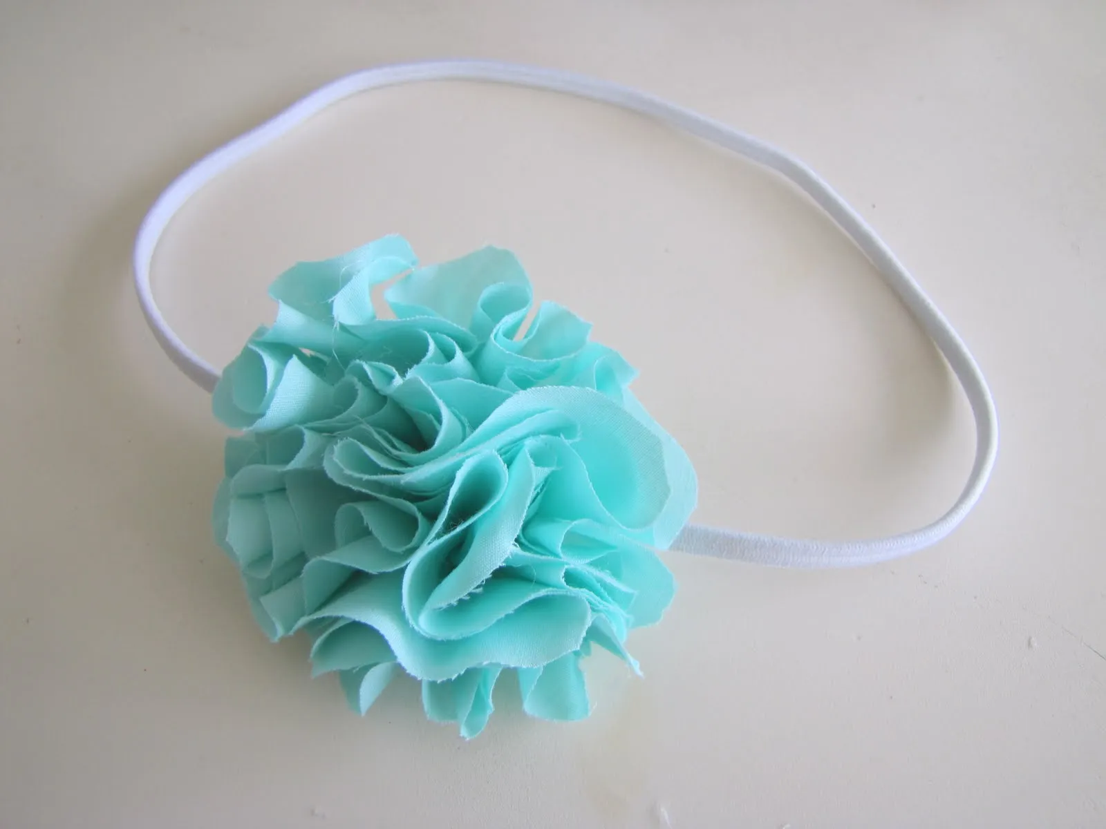 Las Manos de MAMÂ: Vincha para la Cabeza, con Flor de tela Pom Pom Las Manos de MAMÂ: Vincha para la Cabeza, con Flor de tela Pom Pom