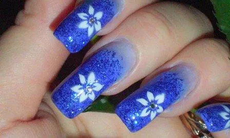 Todo Sobre Manos y Pies: Uñas pintadas y Decoradas con color Azul