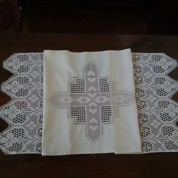 Mantel de altar mantel de encaje religioso camino de mesa - Etsy México Mantel de altar mantel de encaje religioso camino de mesa - Etsy México