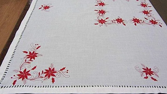 Mantel de Navidad bordado a mano, con un diseño de flores blancas ... Mantel de Navidad bordado a mano, con un diseño de flores blancas ...