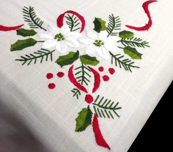 Mantel de Navidad bordado a mano, con un diseño de flores blancas ... Mantel de Navidad bordado a mano, con un diseño de flores blancas ...