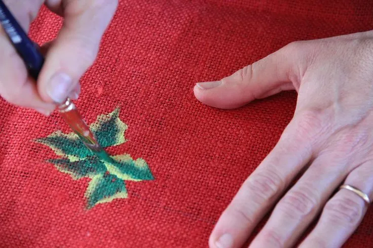 Mantel pintado a mano con motivos navideños | Adornos de Navidad ... Mantel pintado a mano con motivos navideños | Adornos de Navidad ...
