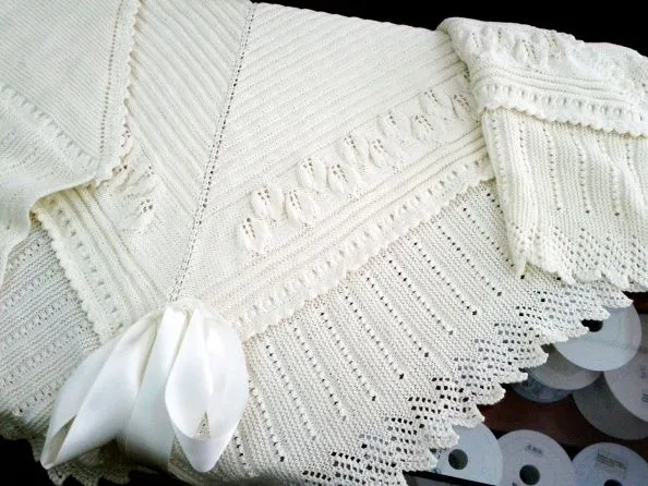 Mantón para bebe tejido a dos agujas | Creaciones de amig@s ... Mantón para bebe tejido a dos agujas | Creaciones de amig@s ...