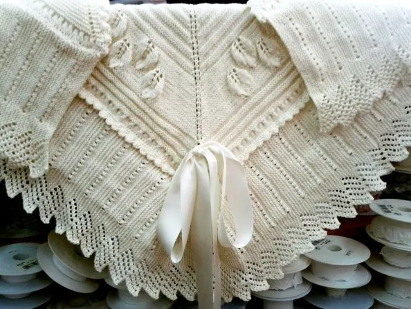 Mantón para bebe tejido a dos agujas | Toquillas para bebés ... Mantón para bebe tejido a dos agujas | Toquillas para bebés ...