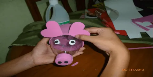 Manualidad en botella: ALCANCÍA DE CERDITO EN BOTELLA Manualidad en botella: ALCANCÍA DE CERDITO EN BOTELLA