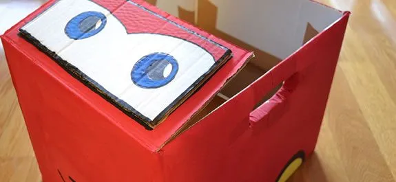 Manualidad: Fabrica un cochecito de cartón igual que Rayo McQueen Manualidad: Fabrica un cochecito de cartón igual que Rayo McQueen