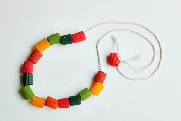 Manualidad infantil con pasta: collares con fideos Manualidad infantil con pasta: collares con fideos
