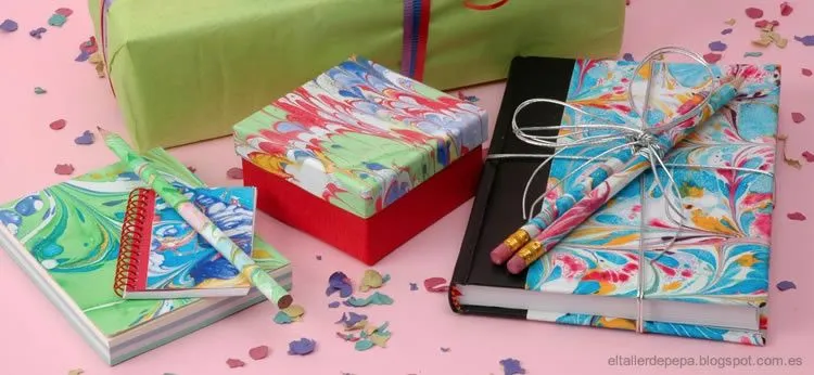 Manualidad: Cómo hacer papel jaspeado para forrar tu libreta Manualidad: Cómo hacer papel jaspeado para forrar tu libreta