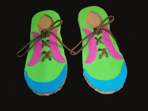 Manualidad de reciclaje: Zapato de cartón para aprender a atar los ... Manualidad de reciclaje: Zapato de cartón para aprender a atar los ...