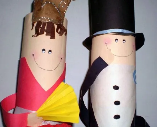 Dama y caballero con tubos de cartón para el 25 de mayo ...