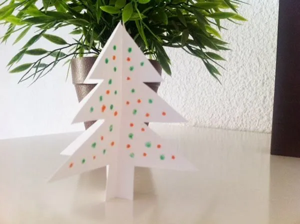 Manualidades: Cómo hacer un árbol para Navidad de cartón Manualidades: Cómo hacer un árbol para Navidad de cartón