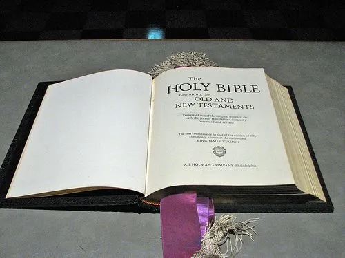 Tapa de Biblia hecha en casa | eHow en Español Tapa de Biblia hecha en casa | eHow en Español