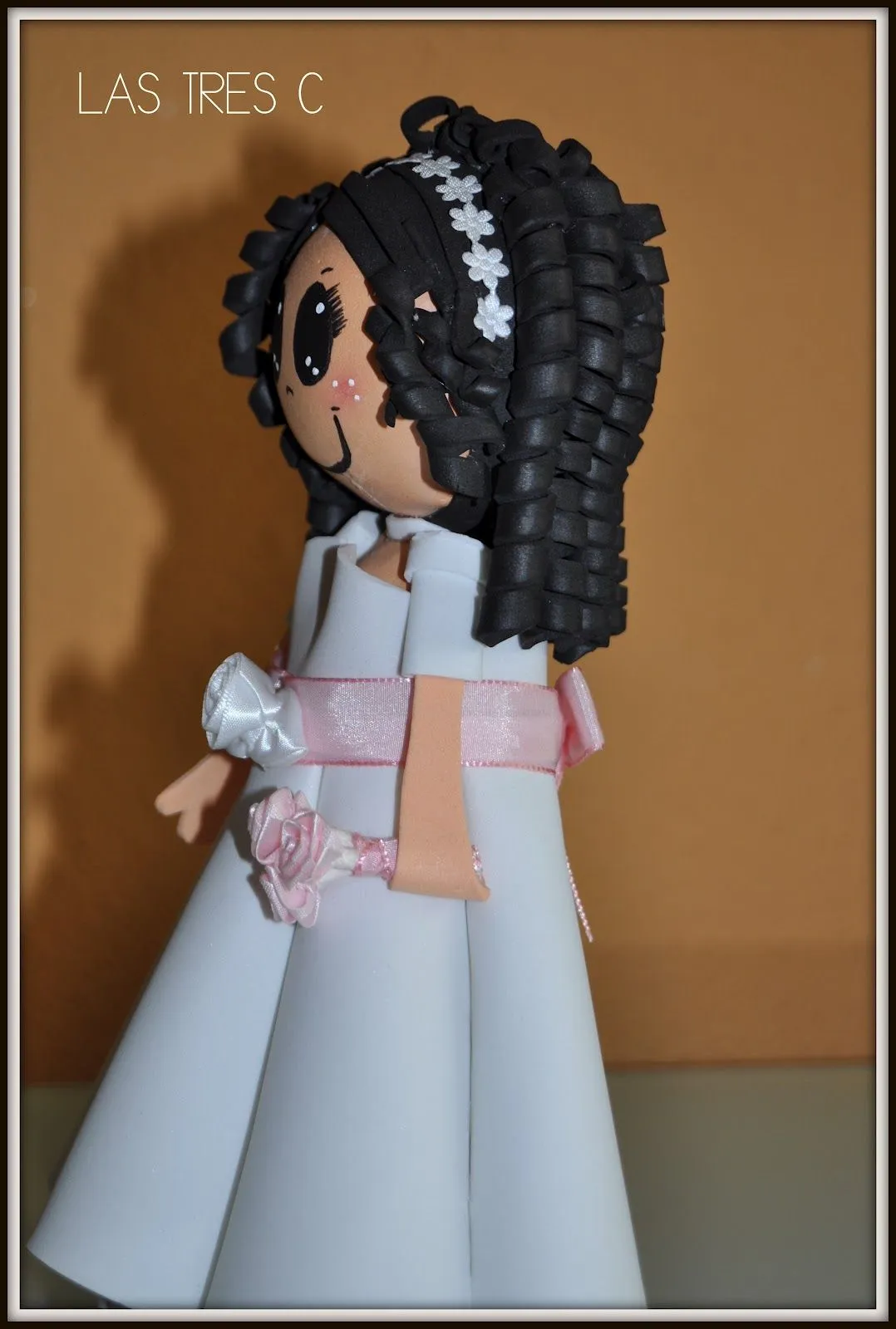 MANUALIDADES LAS TRES C: MUÑECA DE COMUNION MORENA CON EL PELO RIZADO MANUALIDADES LAS TRES C: MUÑECA DE COMUNION MORENA CON EL PELO RIZADO