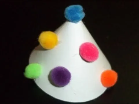 Manualidades de cartulina: Sombrero con pompones - YouTube Manualidades de cartulina: Sombrero con pompones - YouTube