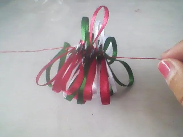 Manualidades para hacer en casa: Moño con listones delgados Manualidades para hacer en casa: Moño con listones delgados