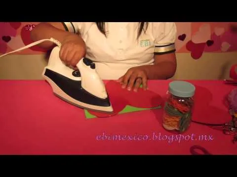 Manualidades: Como hacer corazón de foami planchado - YouTube Manualidades: Como hacer corazón de foami planchado - YouTube