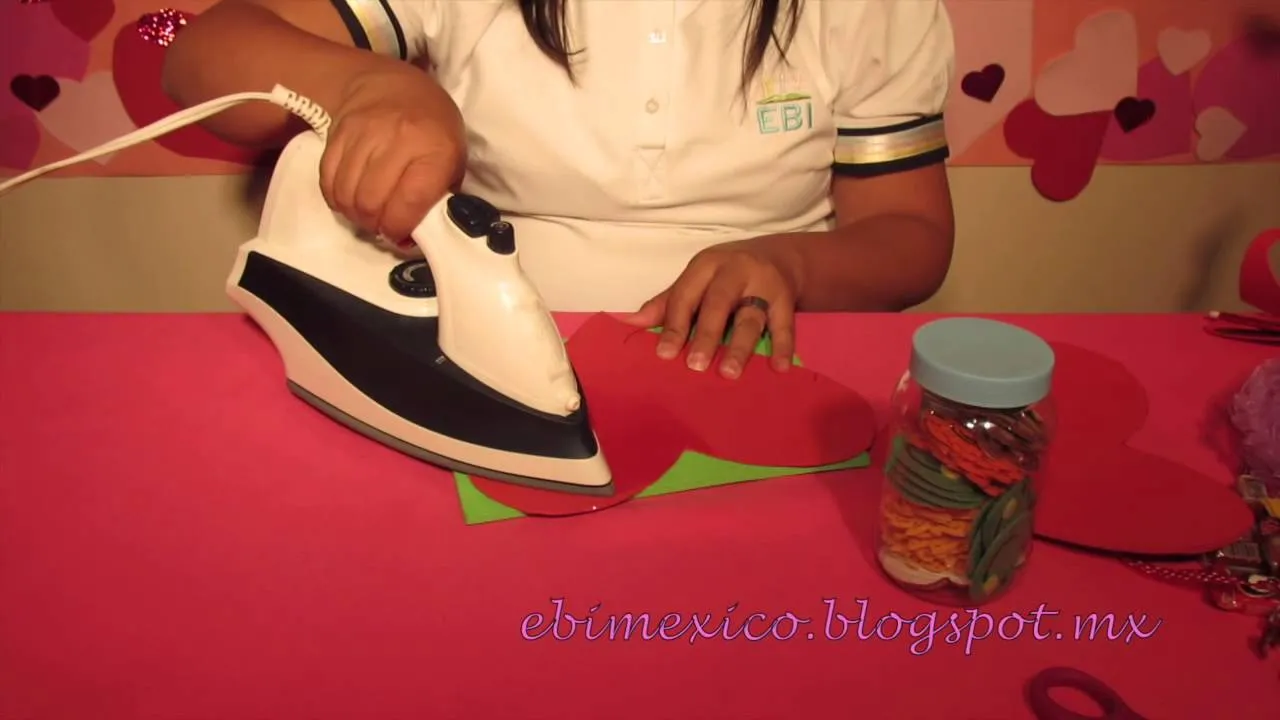 Manualidades: Como hacer corazón de foami planchado - YouTube