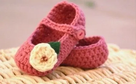 Tejido a crochet: tiernos escarpines - Guía de MANUALIDADES