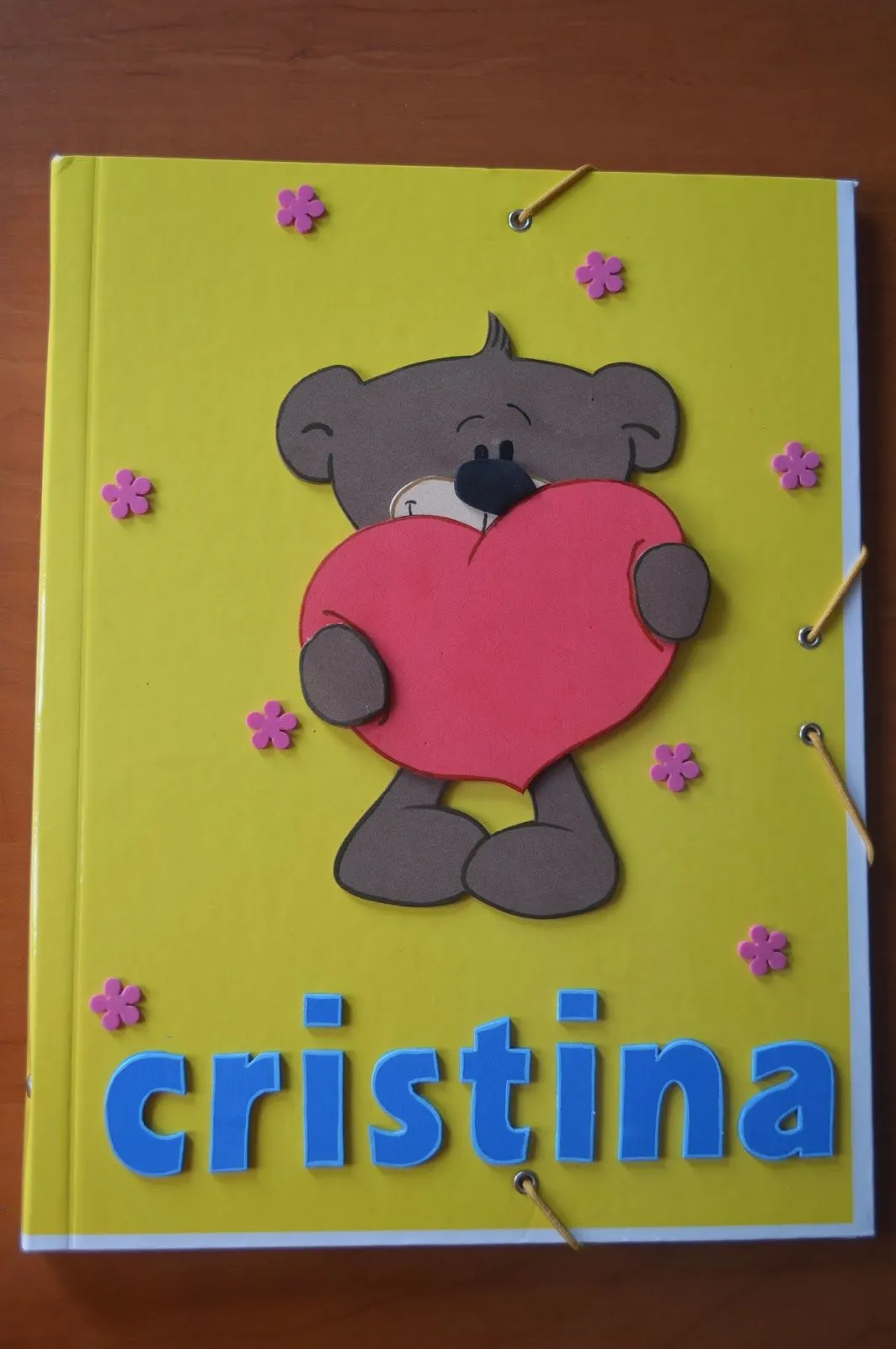 Las manualidades de Cristina: CARPETA DECORADA CON GOMA EVA