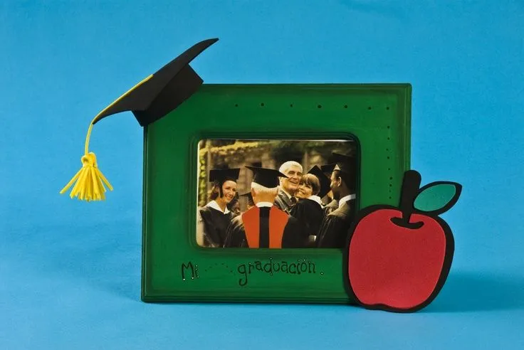 Manualidades fin de curso on Pinterest | Girl Minion, Minion Card ...