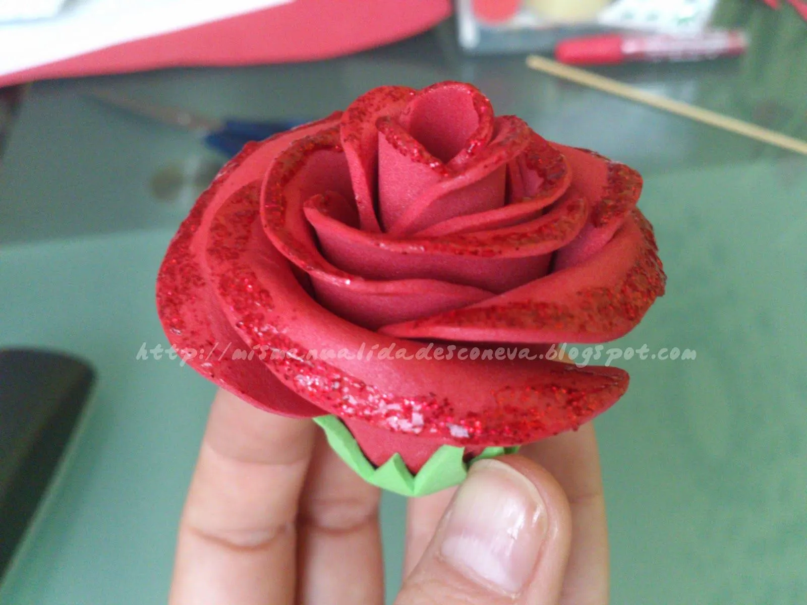 MIS MANUALIDADES CON EVA: TUTORIAL PARA HACER ROSAS DE GOMA EVA MIS MANUALIDADES CON EVA: TUTORIAL PARA HACER ROSAS DE GOMA EVA