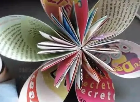 MANUALIDADES: FLORES CON HOJAS DE REVISTA
