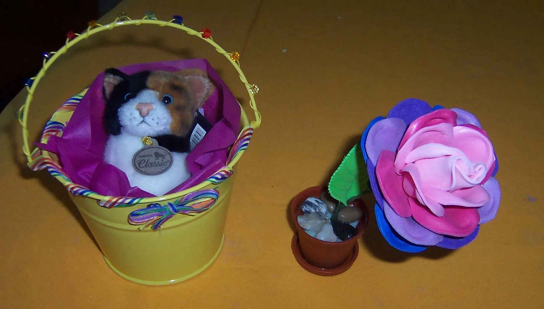 cubeta con gatito y rosa de fomi