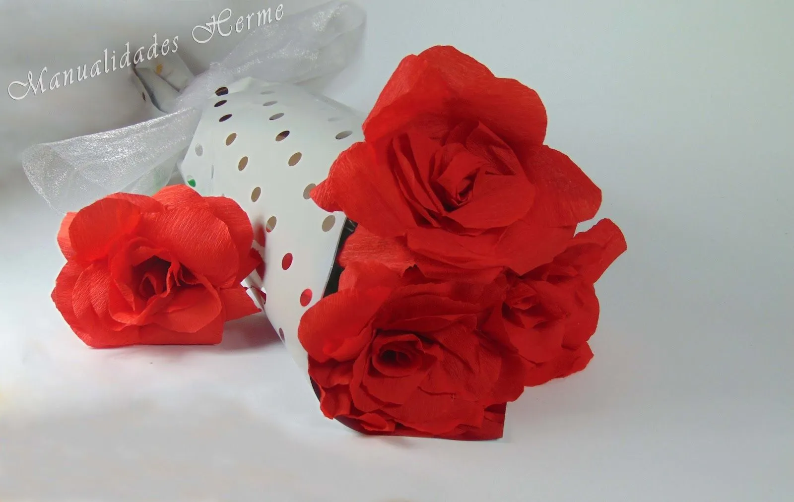 Manualidades Herme: CÓMO HACER ROSAS DE PAPEL CREPÉ Manualidades Herme: CÓMO HACER ROSAS DE PAPEL CREPÉ