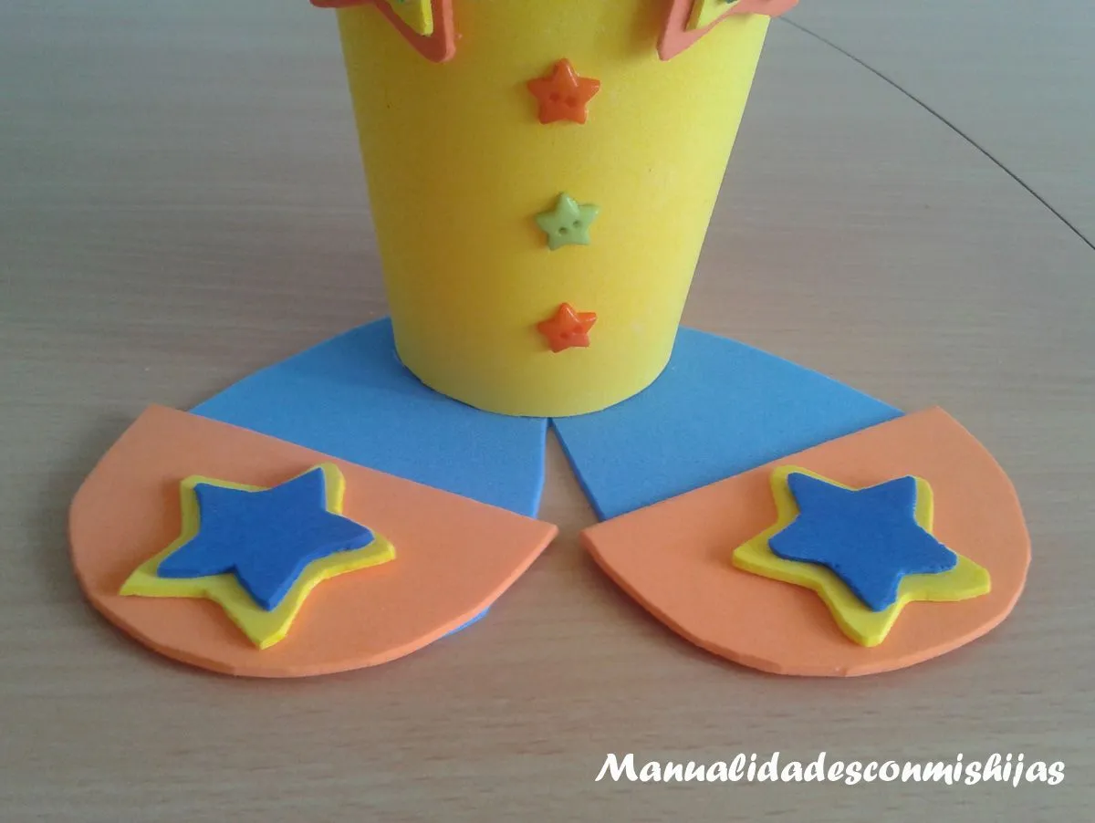 Manualidades con mis hijas: Empaquetado bonito: Un dulcero de payaso de foami Manualidades con mis hijas: Empaquetado bonito: Un dulcero de payaso de foami