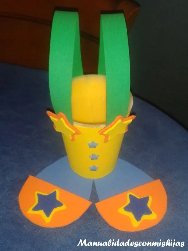 Manualidades con mis hijas: Empaquetado bonito: Un dulcero de payaso de foami Manualidades con mis hijas: Empaquetado bonito: Un dulcero de payaso de foami