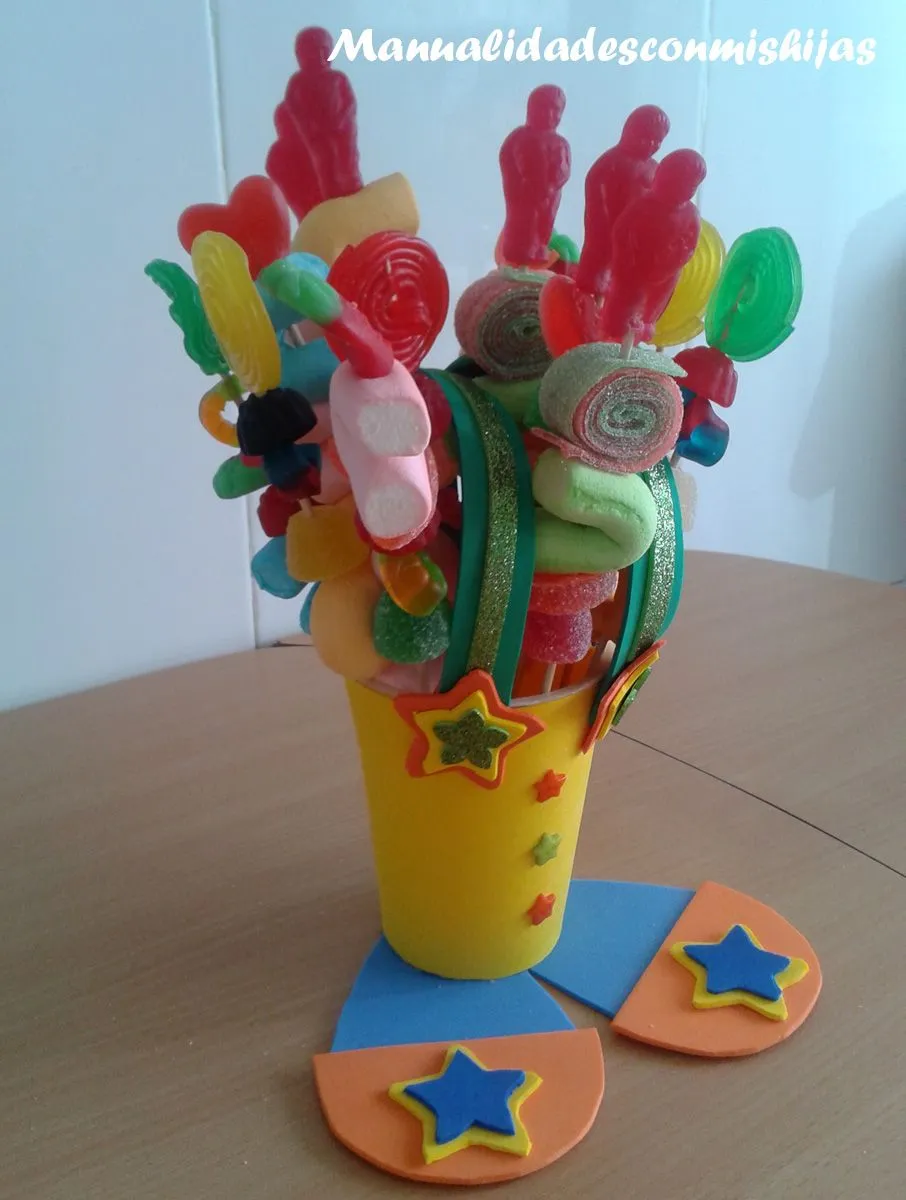 Manualidades con mis hijas: Empaquetado bonito: Un dulcero de payaso de foami Manualidades con mis hijas: Empaquetado bonito: Un dulcero de payaso de foami