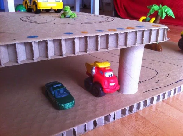 Manualidades: Juguetes de cartón: aparcamiento para coches DIY