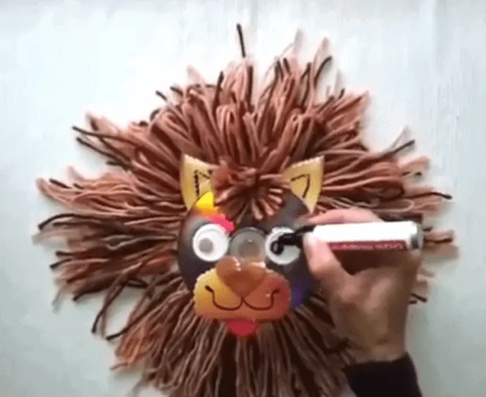 Manualidades: Cómo hacer un León con materiales reciclados - Crear y Reciclar Manualidades: Cómo hacer un León con materiales reciclados - Crear y Reciclar