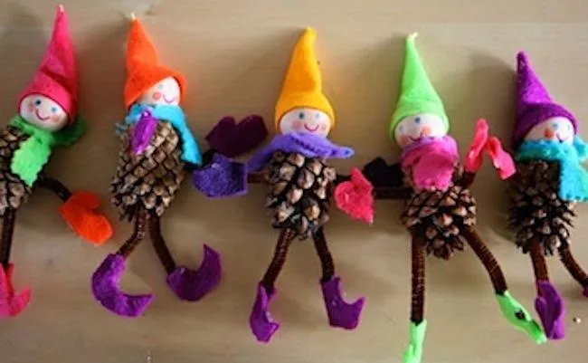 Manualidades de Navidad para niños hechas con piñas