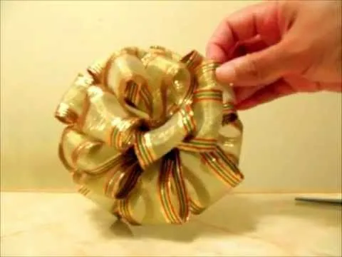 Manualidades Navideñas moño pon pon de 4 capas en cintas - YouTube Manualidades Navideñas moño pon pon de 4 capas en cintas - YouTube
