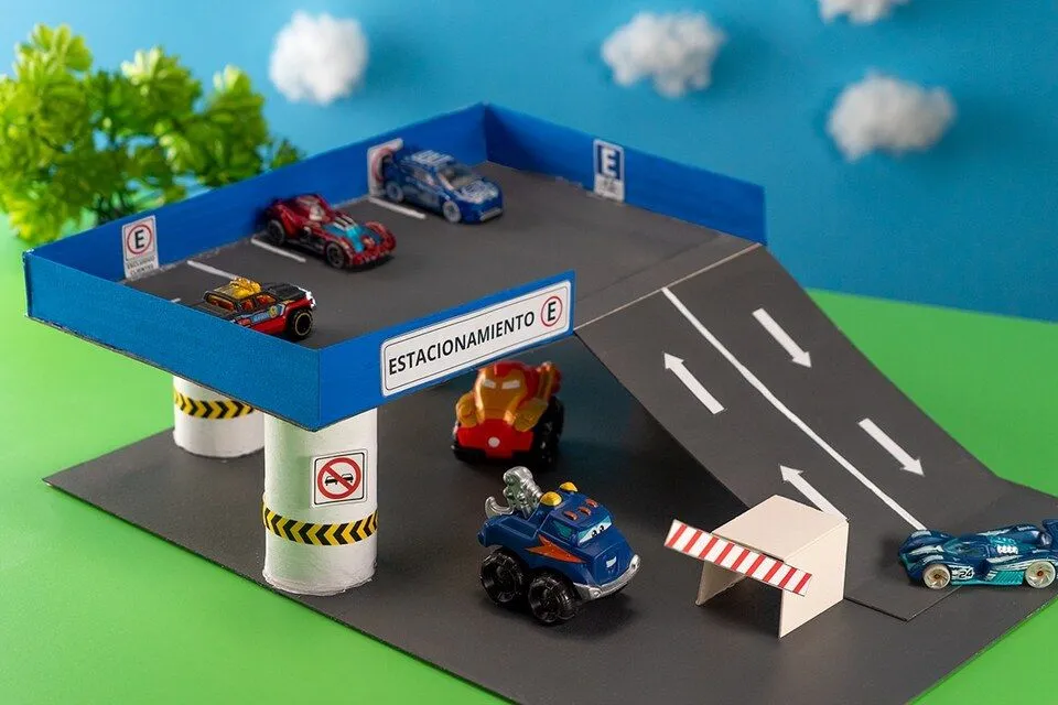 Manualidades para niños: pista para coches con cartón reciclado