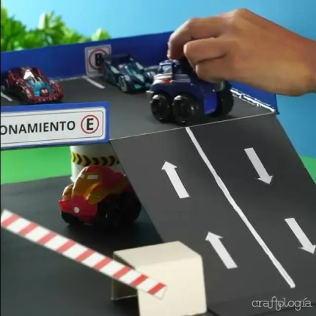 Manualidades para niños: pista para coches con cartón reciclado Manualidades para niños: pista para coches con cartón reciclado